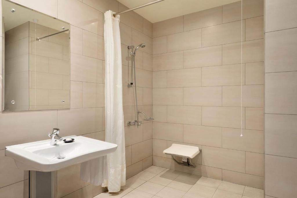 Ramada Downtown Abu Dhabi - Queen Room - Disability Access - Smoking