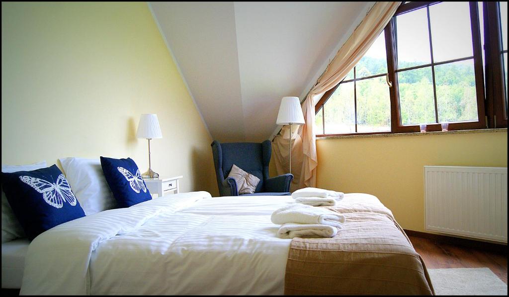1 dormitorio con 1 cama grande y toallas. en Villa Sobótka, en Sobótka
