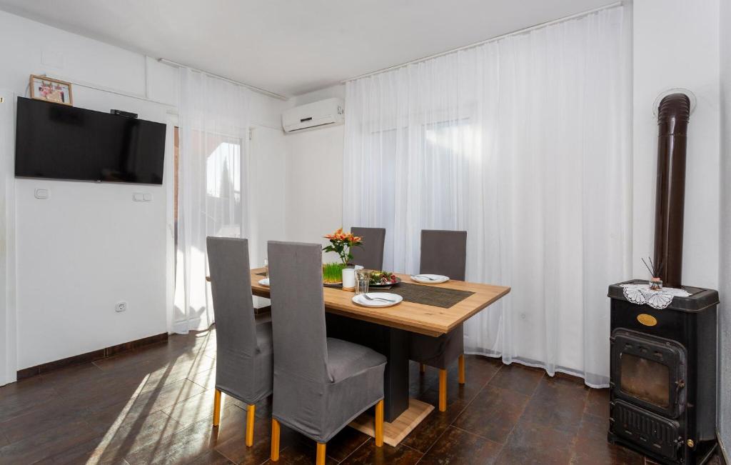 jadalnia ze stołem i piecem opalanym drewnem w obiekcie Stunning Home In Pinezici With Kitchen w mieście Pinezići
