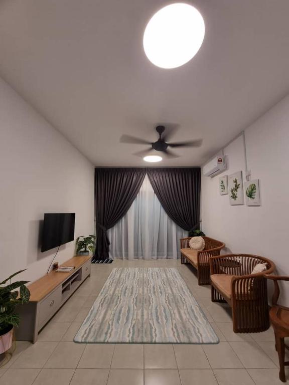 un soggiorno con un divano e un ventilatore a soffitto di EscapeVista A'Famosa a Kampong Pulau Sebang