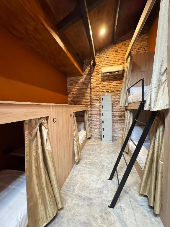 Palanda nebo palandy na pokoji v ubytování Hotel Ban Sheng Teik