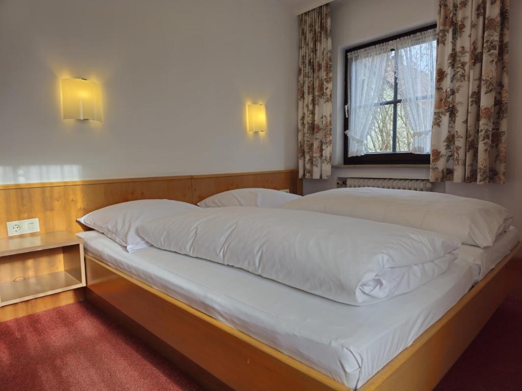 Postel nebo postele na pokoji v ubytování Arrivel am Bergson - bisher Hotel Neuner