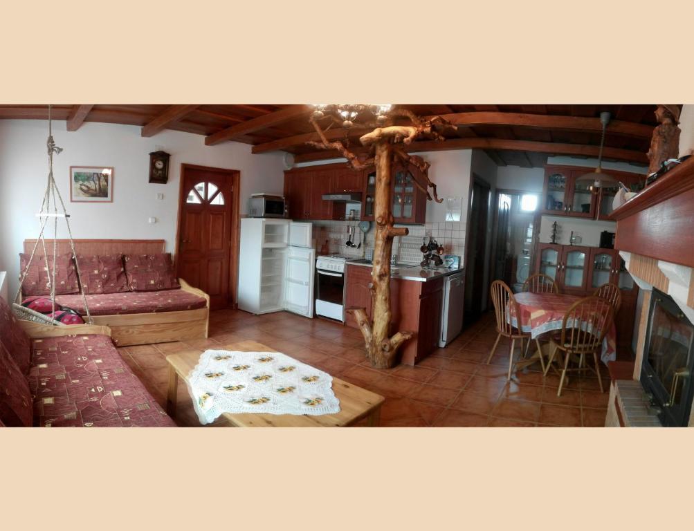 sala de estar con sofá y mesa en Pásztor Vendégház en Poroszló