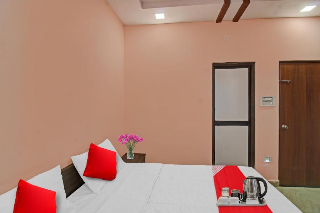 Postel nebo postele na pokoji v ubytování Hotel O Raj Hotel