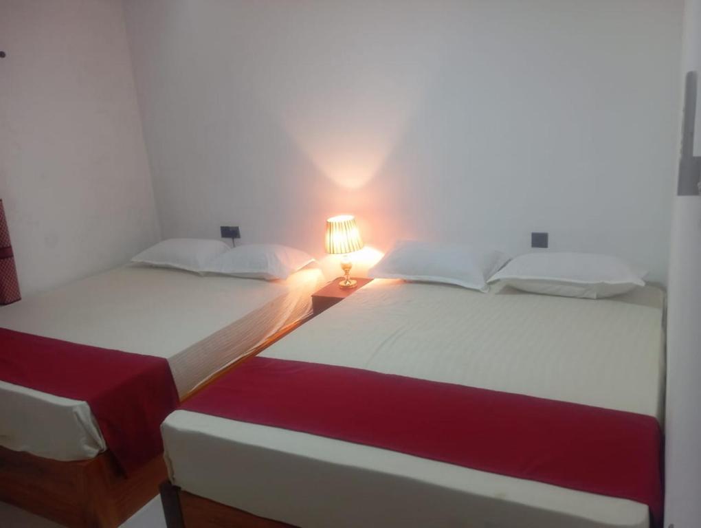 Postel nebo postele na pokoji v ubytování Alankulama Wana Resort