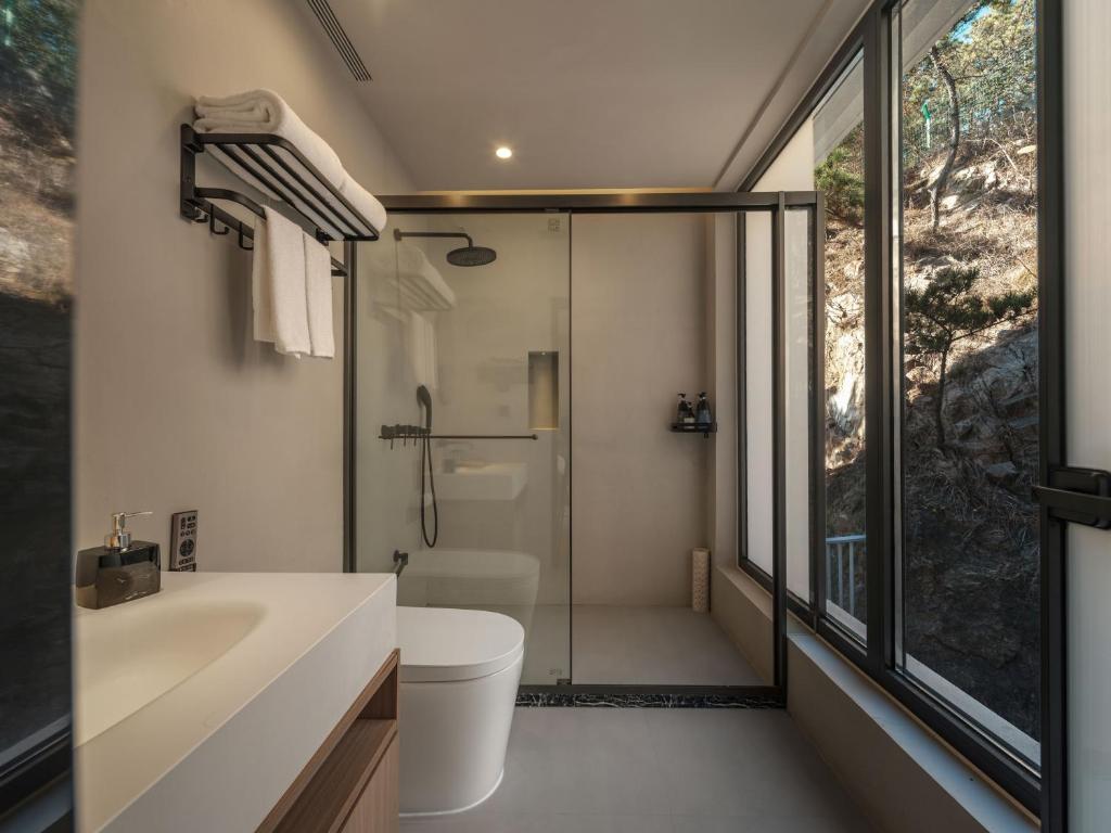 Koupelna v ubytování Qingdao Wushe Yujianshanju Tangchi Seaview Hotel
