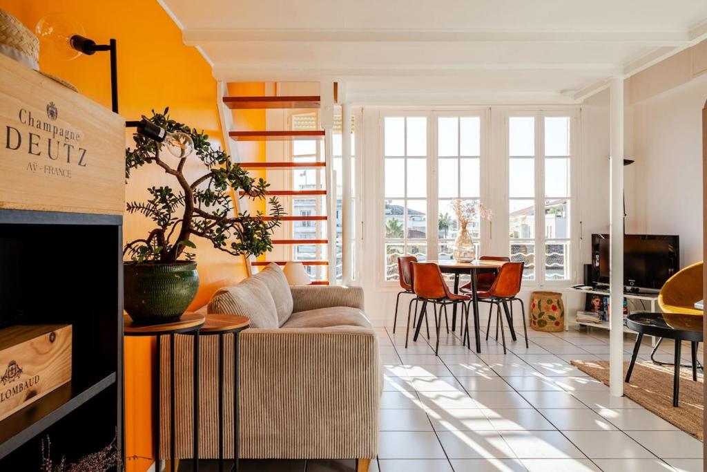 un salon avec un canapé et une table dans l'établissement Sunny duplex close to Croisette, free parking, à Cannes