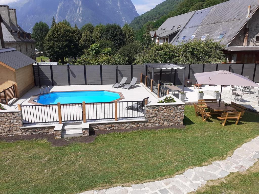 Nespecifikovaný výhled na hory nebo výhled na hory při pohledu z hotelu