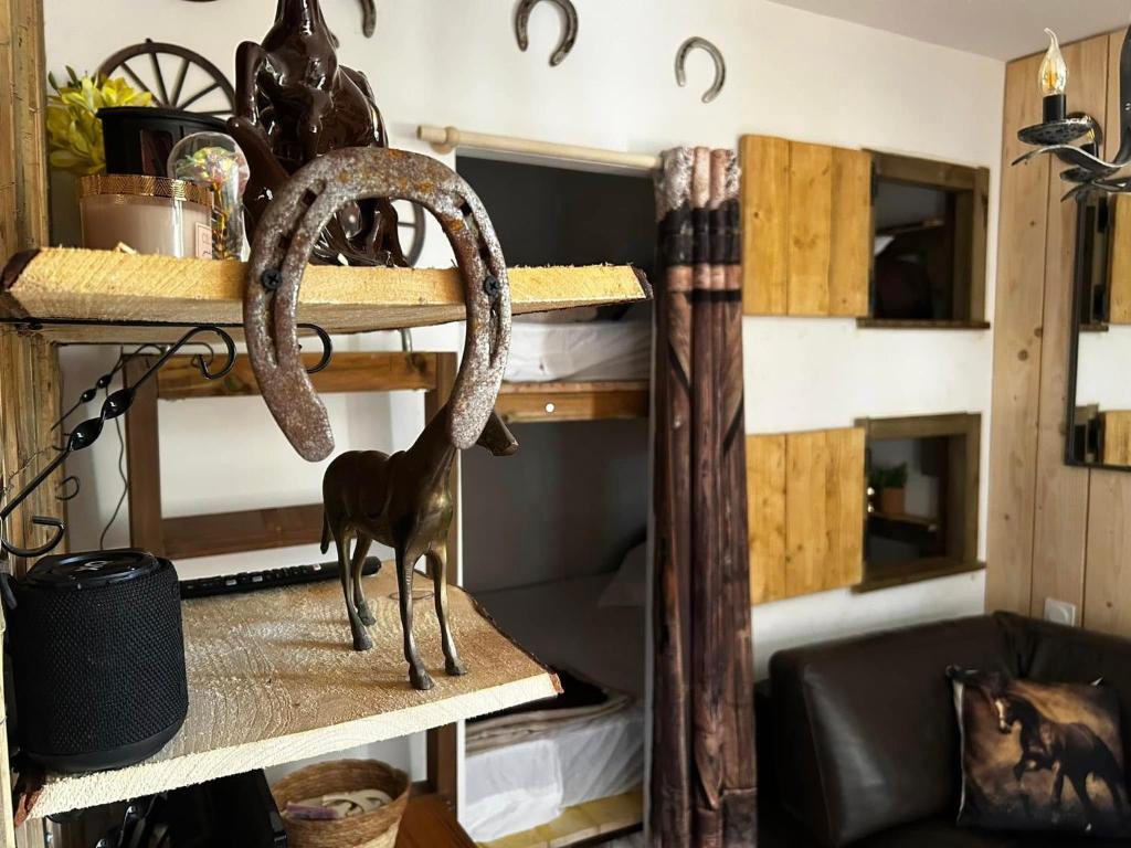 a pair of horns on a shelf in a room at Les Chambres de Paulette à Thème LE RANCH in Sainte-Marie-la-Mer