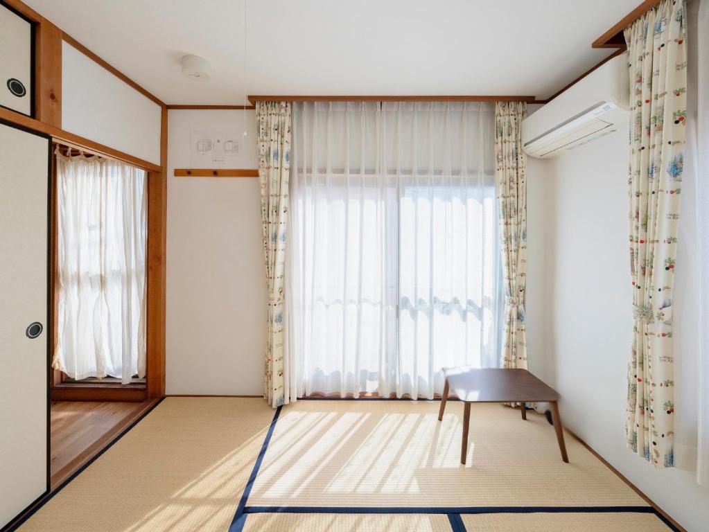 Postel nebo postele na pokoji v ubytování Whole house rental 一棟貸切宿 "Your Home Tottori" 市内中心地近くの素敵な一軒家