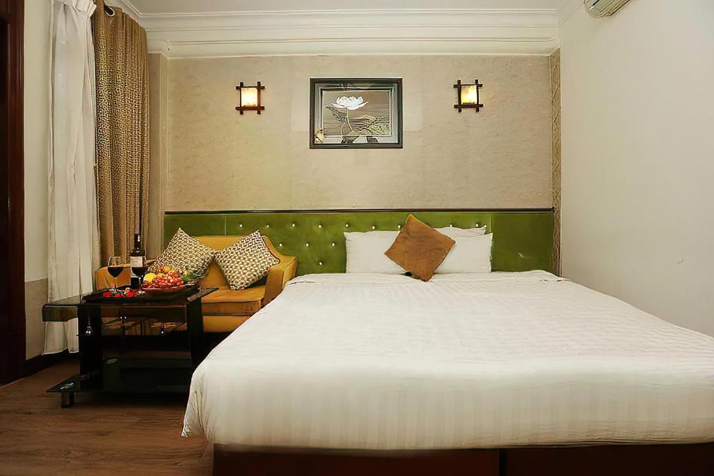 Postel nebo postele na pokoji v ubytování Hanoi Golden Lotus Hotel & Spa
