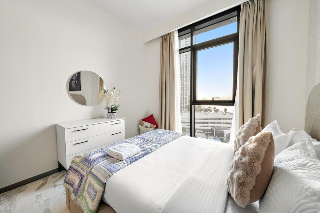 Letto o letti in una camera di FIRST CLASS 2BR Mesmerizing Creekfront Views