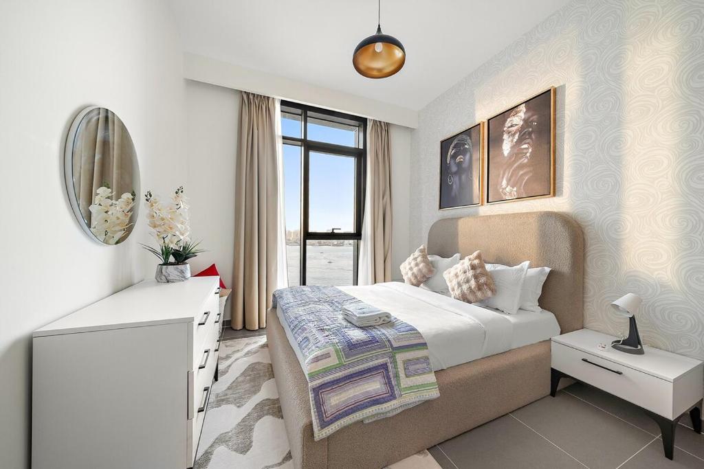 Letto o letti in una camera di FIRST CLASS 2BR Mesmerizing Creekfront Views
