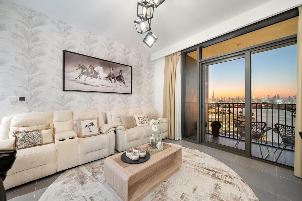 Area soggiorno di FIRST CLASS 2BR Mesmerizing Creekfront Views
