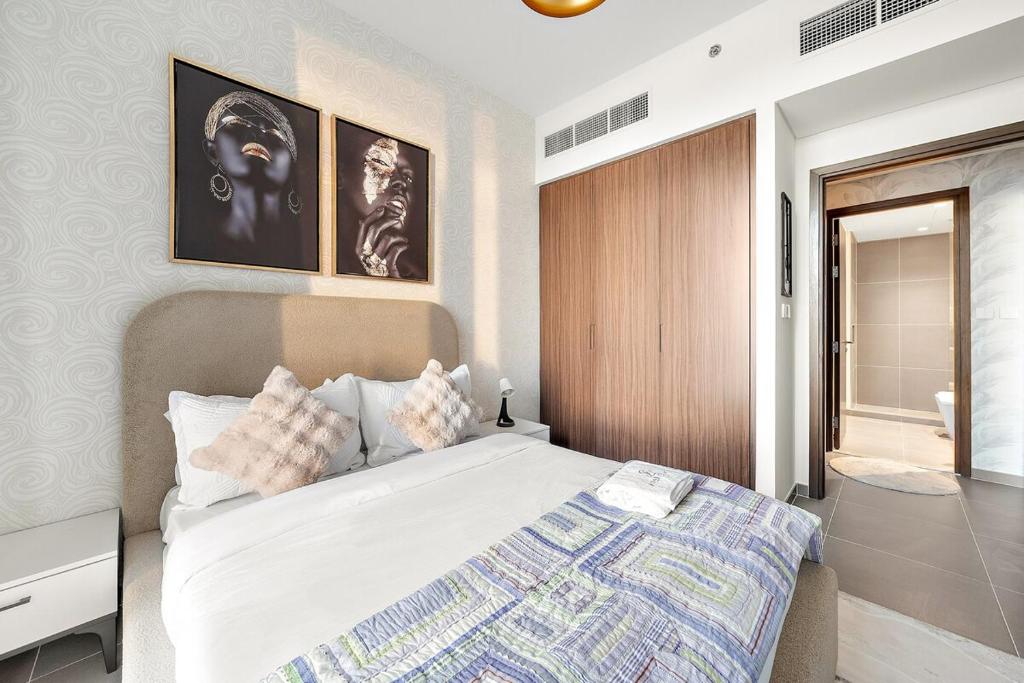 Letto o letti in una camera di FIRST CLASS 2BR Mesmerizing Creekfront Views