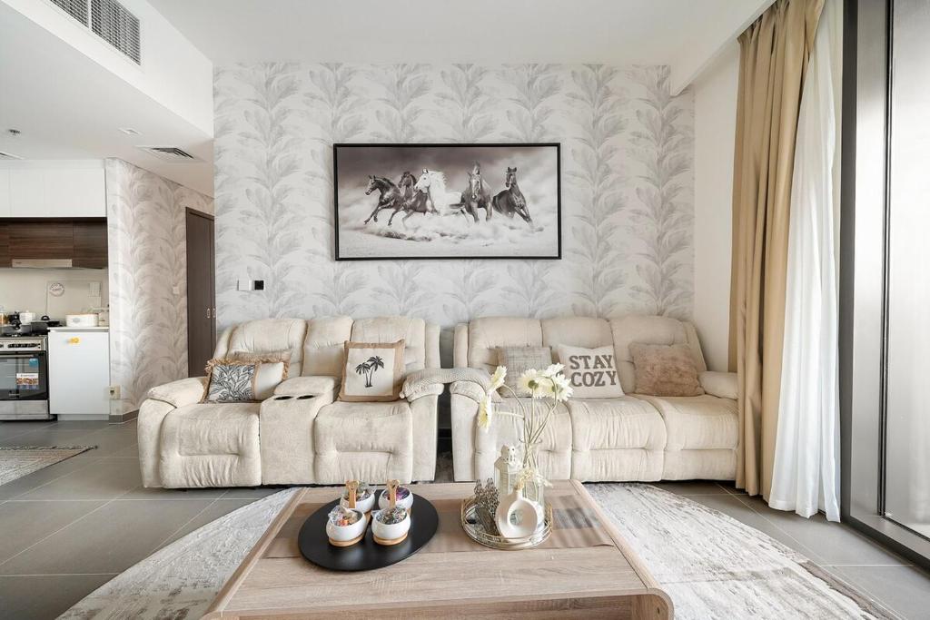 Area soggiorno di FIRST CLASS 2BR Mesmerizing Creekfront Views