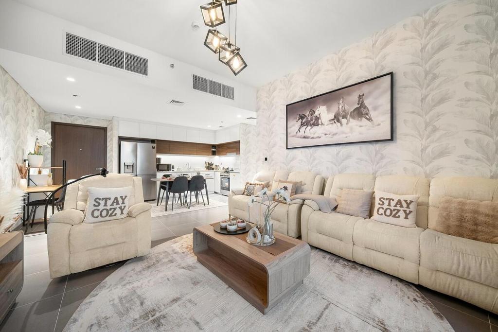 Area soggiorno di FIRST CLASS 2BR Mesmerizing Creekfront Views