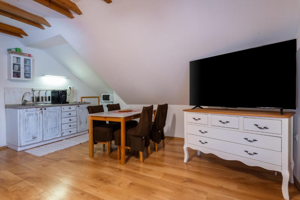 Apartmanica Fairy Tale, JASNÁ - SKI TÁLE- MÝTO POD ĎUMBIEROM, 3 apartments in 1 house, fireplace, free parking - Appartement 2 Chambres