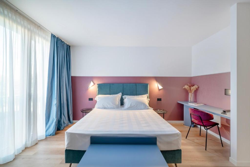 Postel nebo postele na pokoji v ubytování BISCARDI Hotel