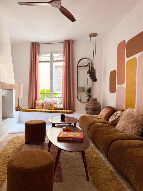un salon avec un canapé et une table dans l'établissement Made moiselle Uzès - Superbe et lumineux appartement centre historique 2 chambres, à Uzès