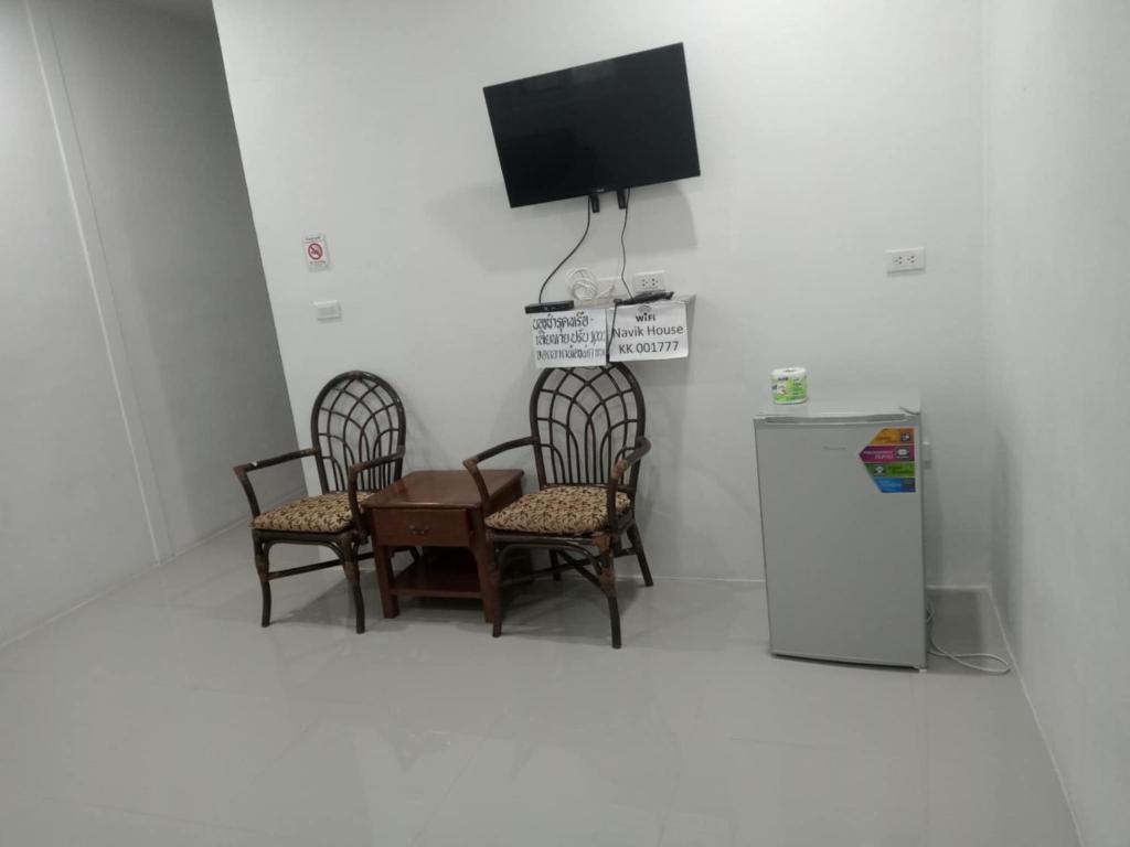 twee stoelen en een tafel en een televisie in een kamer bij Lamai Home 2 in Ko Yao Noi