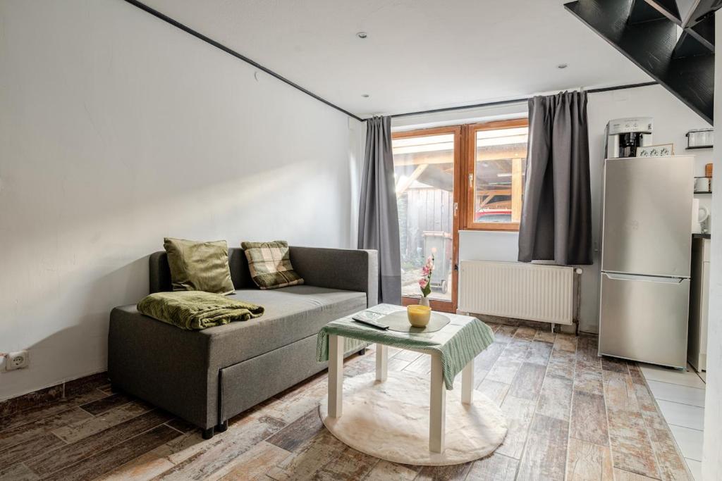 Posezení v ubytování TheGardenloft in der Märchensiedlung