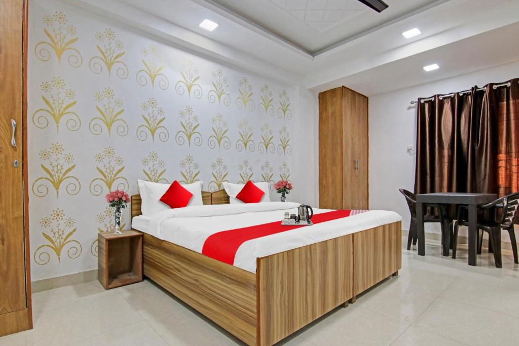 Postel nebo postele na pokoji v ubytování Hotel O Dwarka Inn