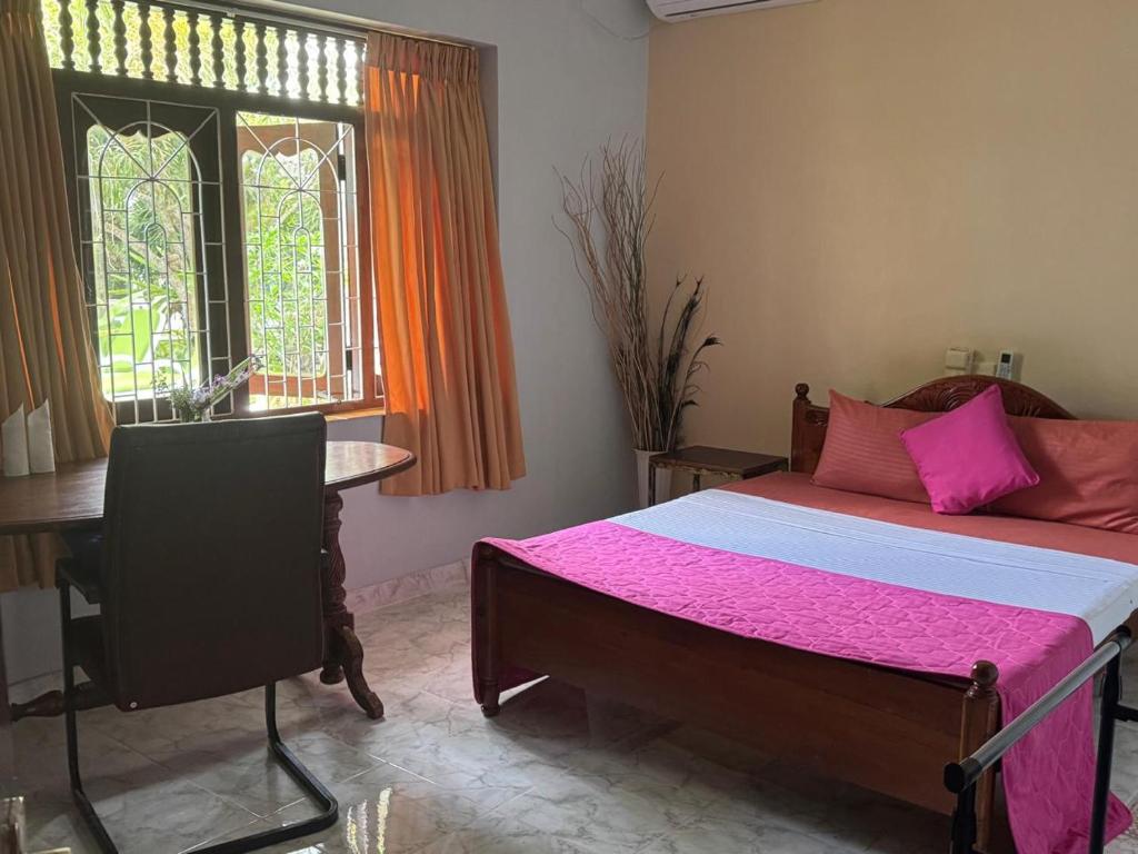 Postel nebo postele na pokoji v ubytování Emerald Villas Weligama