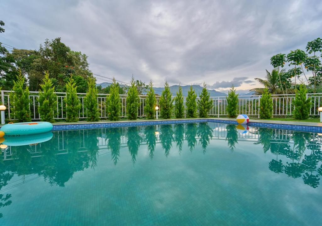 Bazén v ubytování Ice Mist Pool Resort Munnar By VOYE HOMES nebo v jeho okolí