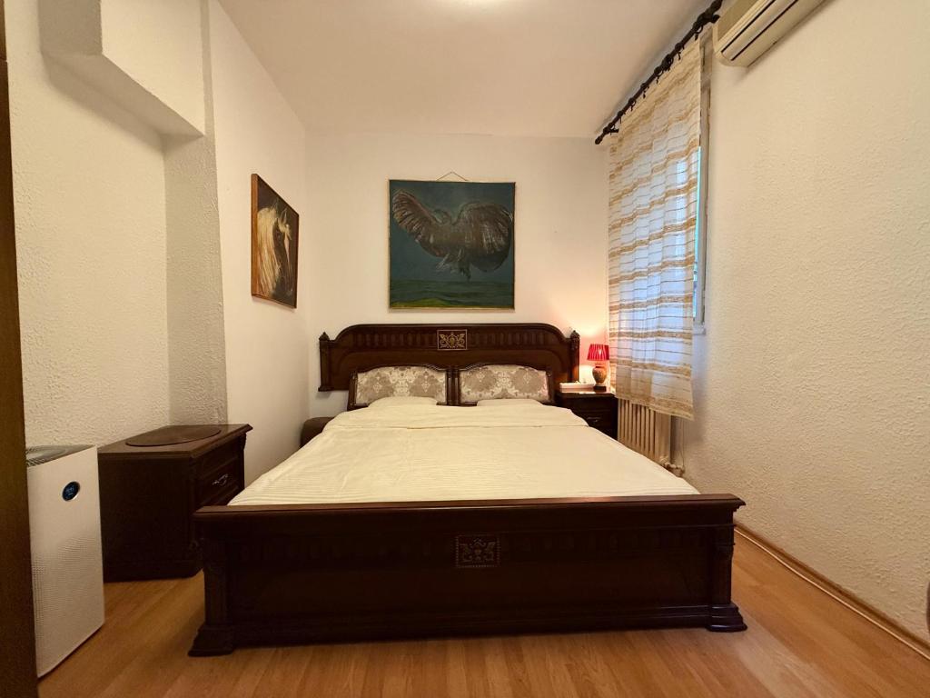 Un pat sau paturi într-o cameră la Knez Mihailova apartment, City center