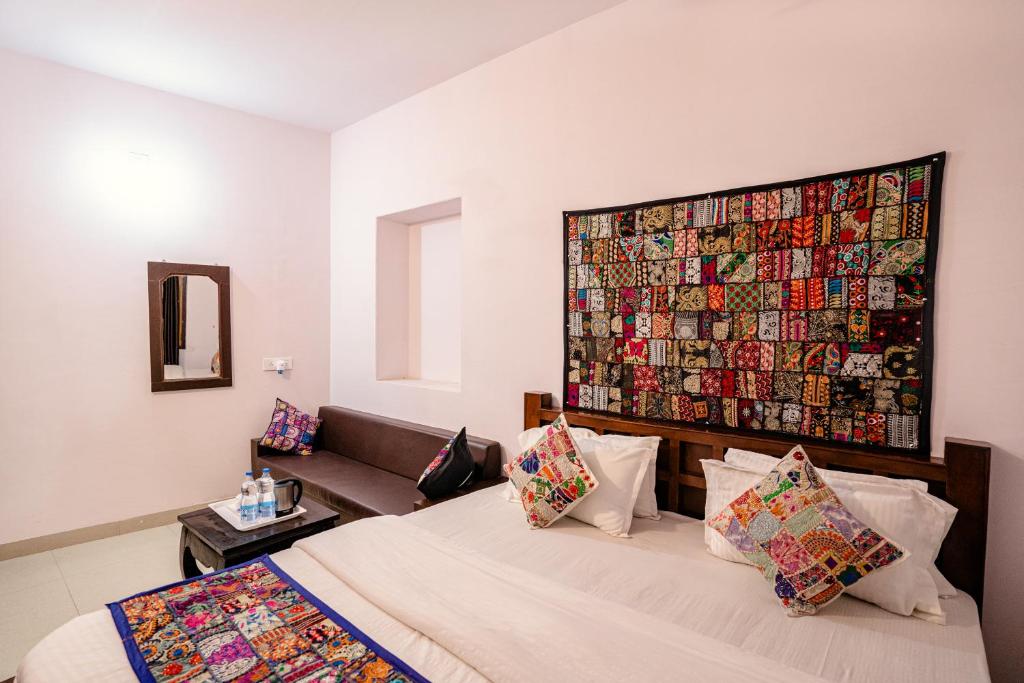 Postel nebo postele na pokoji v ubytování Relax Inn Jaisalmer
