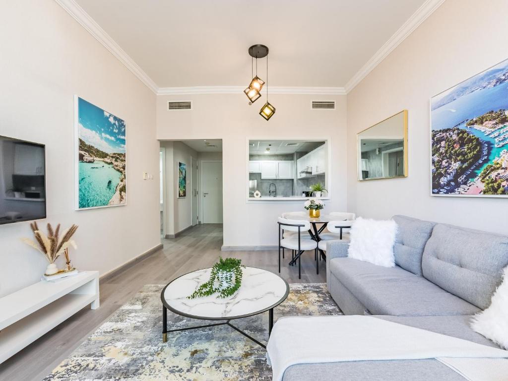 TV a/nebo společenská místnost v ubytování The 'Mallorca' Condo - JBR Beachfront Stay