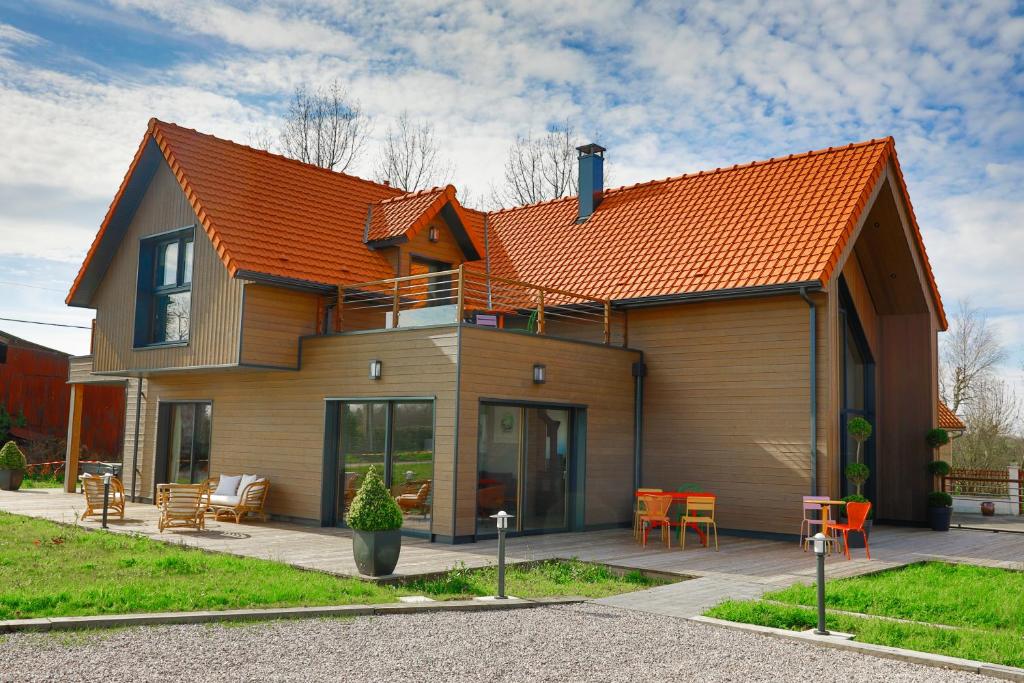 une maison avec un toit orange dans l'établissement chez watersy, à Belle-et-Houllefort
