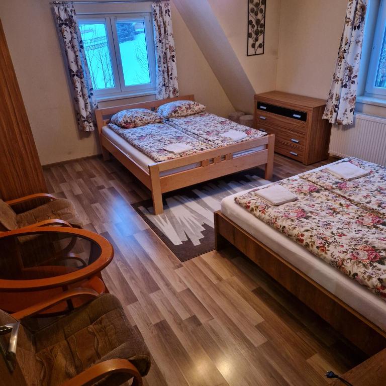Posteľ alebo postele v izbe v ubytovaní CICHY ZAKĄTEK - noclegi blisko Termy Chochołowskie