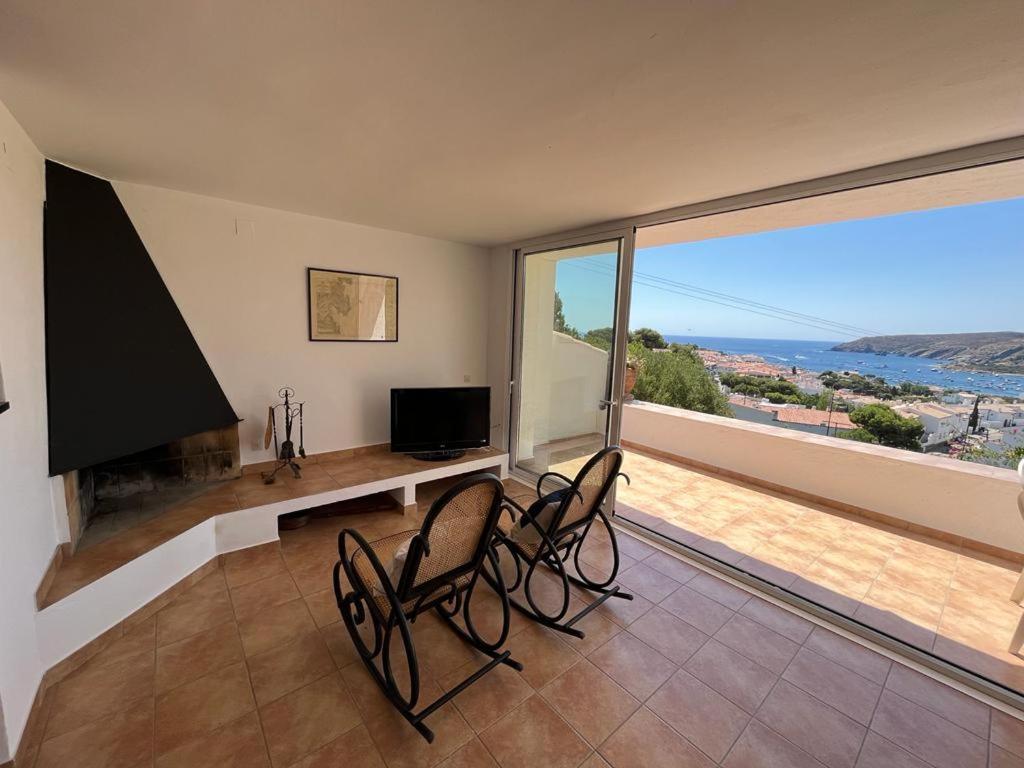 un salon avec deux chaises et un bureau avec une télévision dans l'établissement Cadaqués and Chill, à Cadaqués