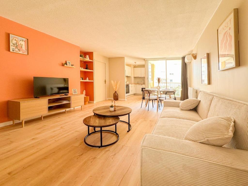 a living room with a couch and a table at Farges - Gare Saint Roch avec terrasse et garage privatif in Montpellier