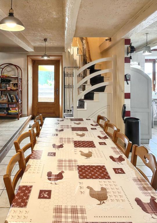 Część wypoczynkowa w obiekcie Maison de campagne spacieuse à Chastreix avec cheminée