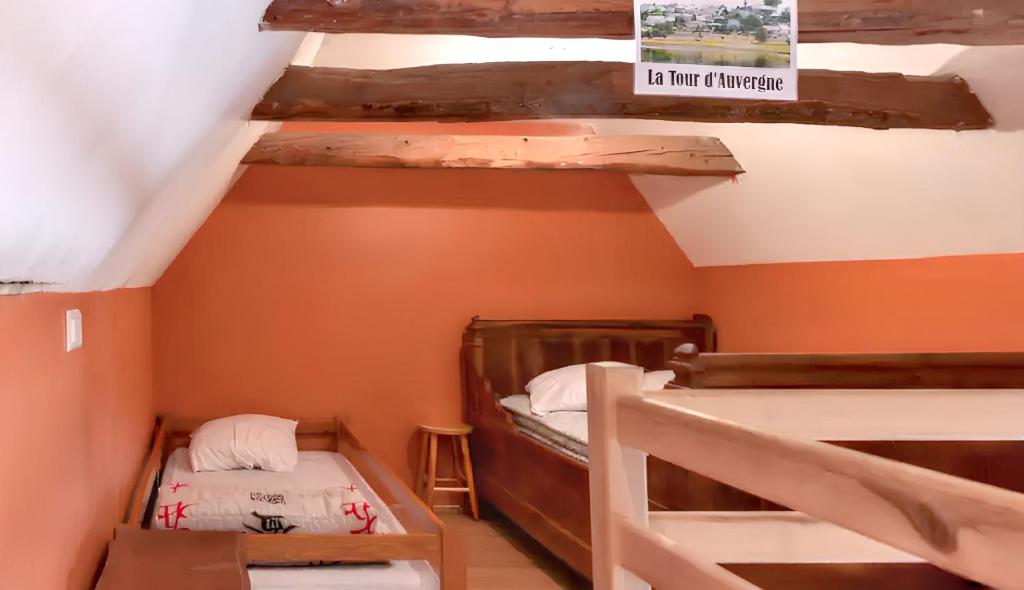 Łóżko lub łóżka w pokoju w obiekcie Maison de campagne spacieuse à Chastreix avec cheminée