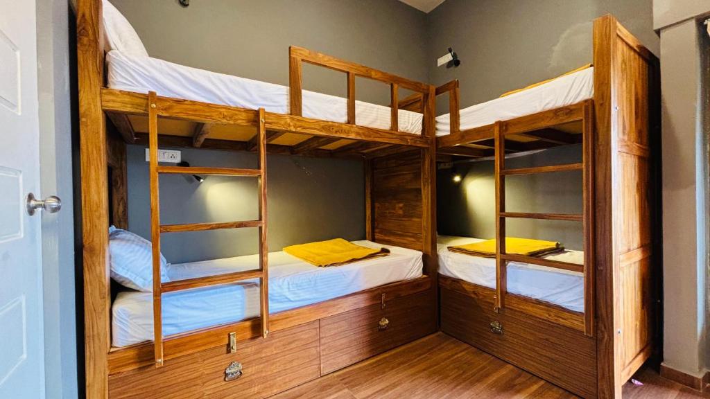 Postel nebo postele na pokoji v ubytování BUNK HUB hostel