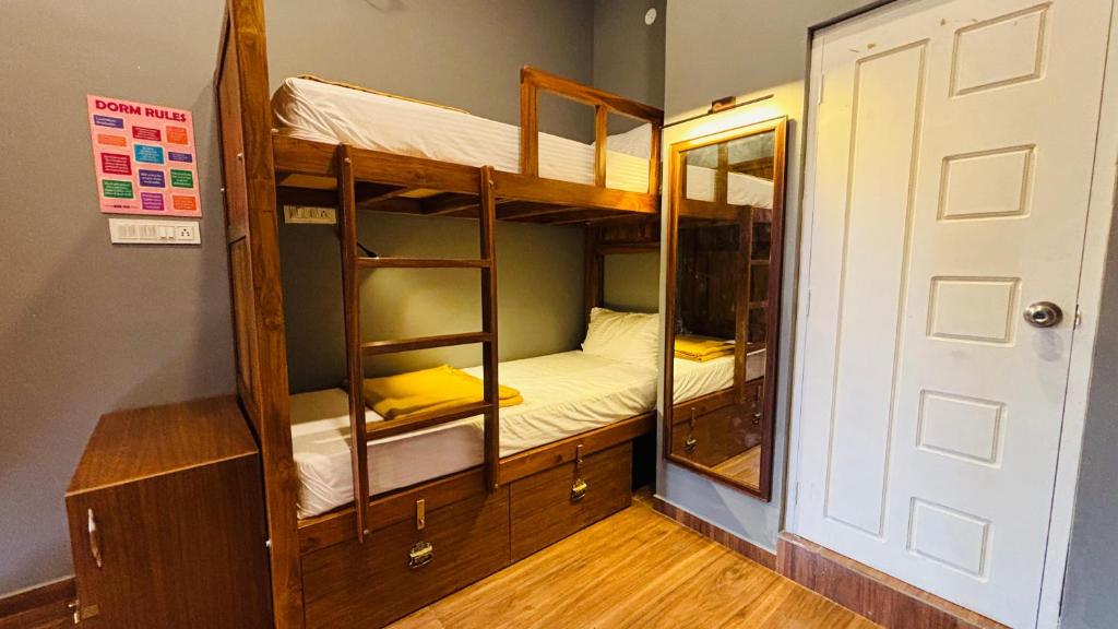 Postel nebo postele na pokoji v ubytování BUNK HUB hostel