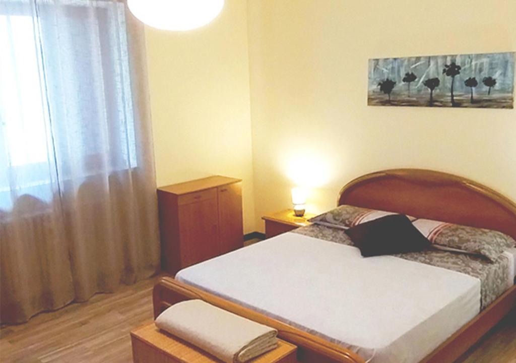 a small bedroom with a bed and a window at Appartamento ZOIA in Crevacuore
