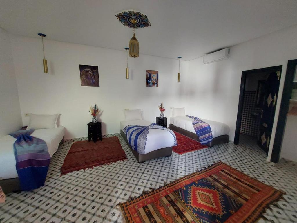Postel nebo postele na pokoji v ubytování Riad Zaid