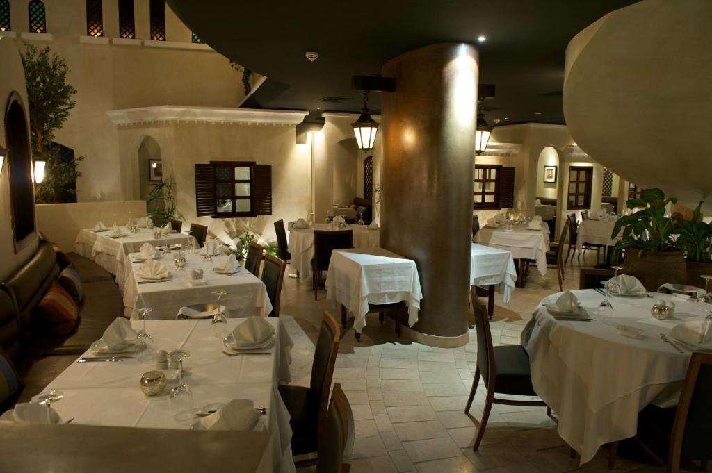 Restaurace v ubytování Rawasi Hotel Apartments