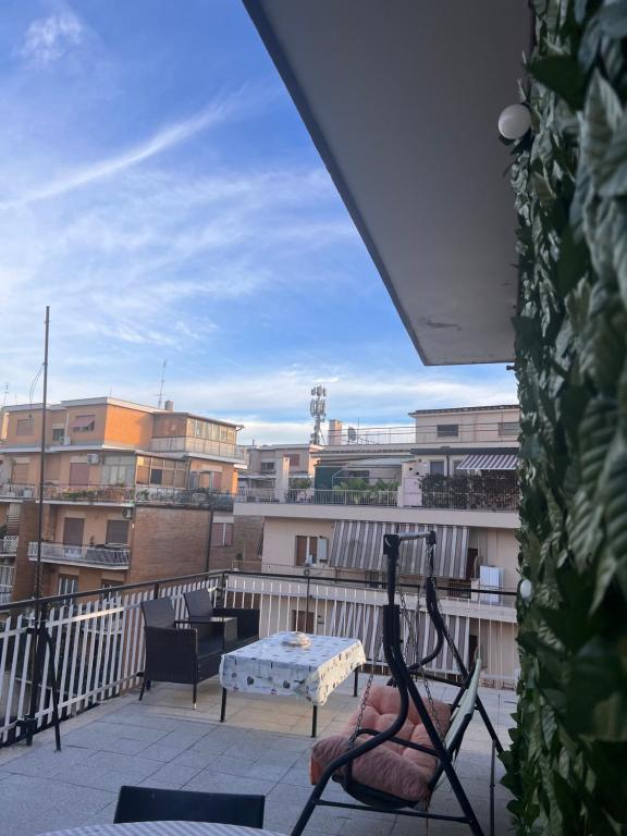 ローマにあるTERRAZZA TIBERIAのバルコニー(テーブル、椅子付)が備わります。