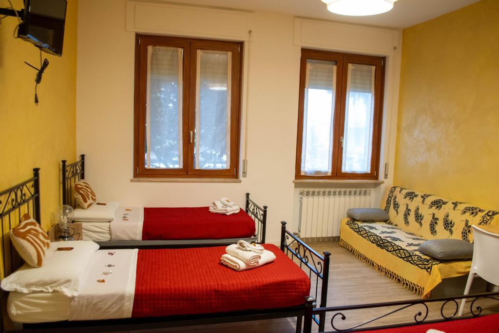 Łóżko lub łóżka w pokoju w obiekcie Emmanueli65 fronte clinica per 4 matrimoniale e castello