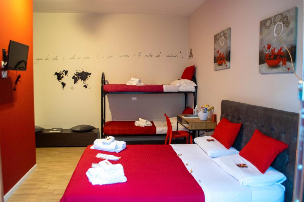 Łóżko lub łóżka w pokoju w obiekcie Emmanueli65 fronte clinica per 4 matrimoniale e castello