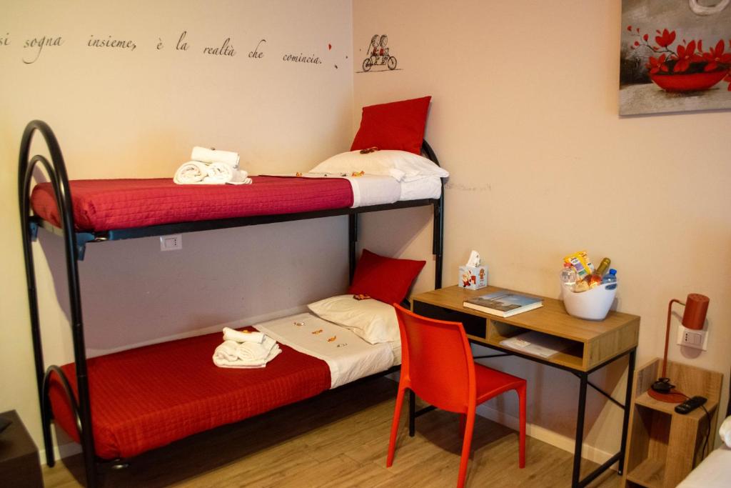 Łóżko lub łóżka w pokoju w obiekcie Emmanueli65 fronte clinica per 4 matrimoniale e castello
