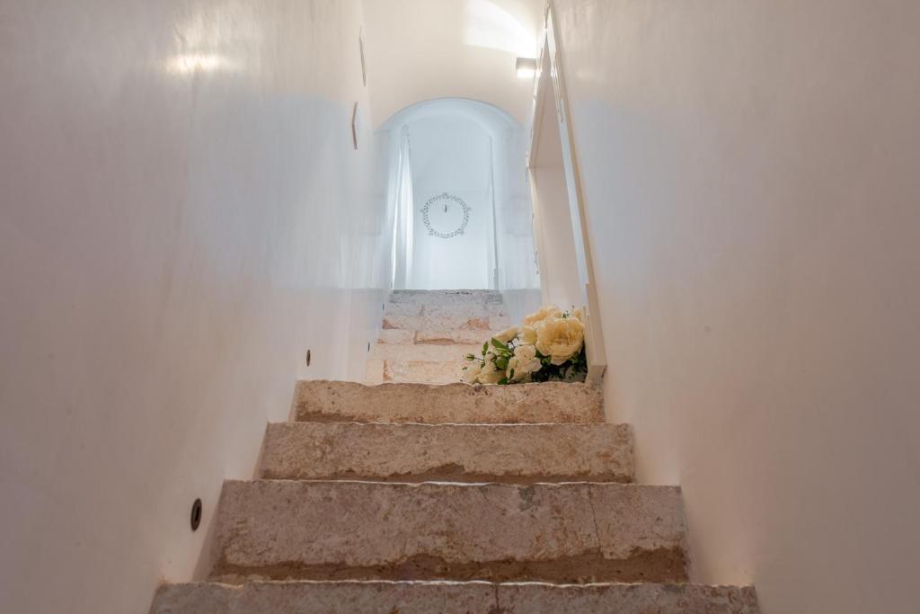 a stairway with a bouquet of flowers on it at Dimora Dell'Osanna in Carovigno