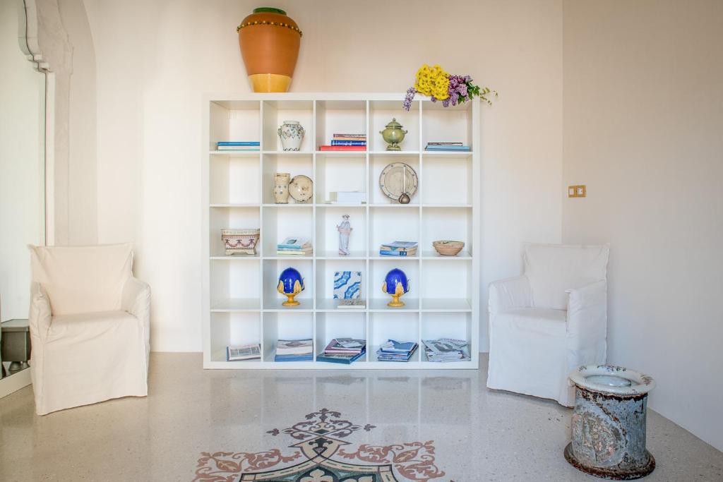 a room with a white shelf with vases on it at Dimora Dell'Osanna in Carovigno