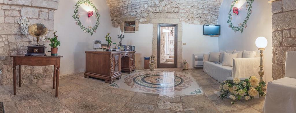 a living room with a couch and a table at Dimora Dell'Osanna in Carovigno